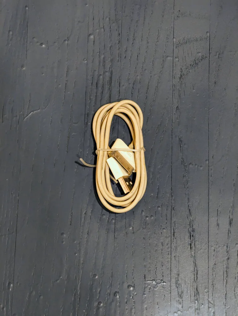 iPhone/iPod 30-Pin to USB Cable thumbnail