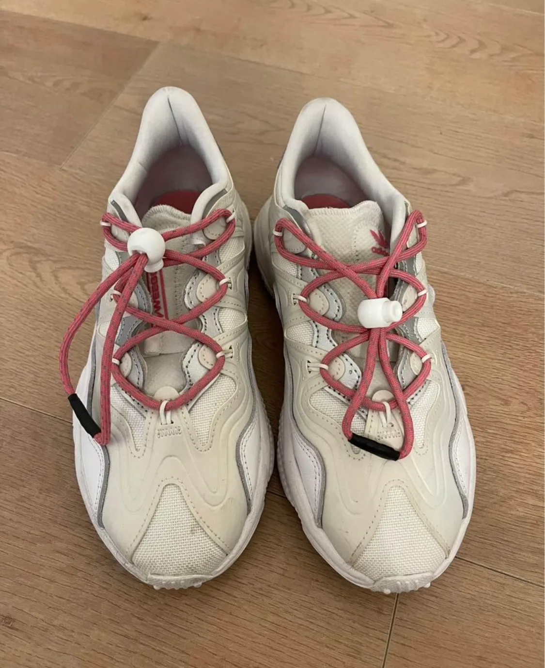 Adidas OZWEEGO sneaker image indicator(2)