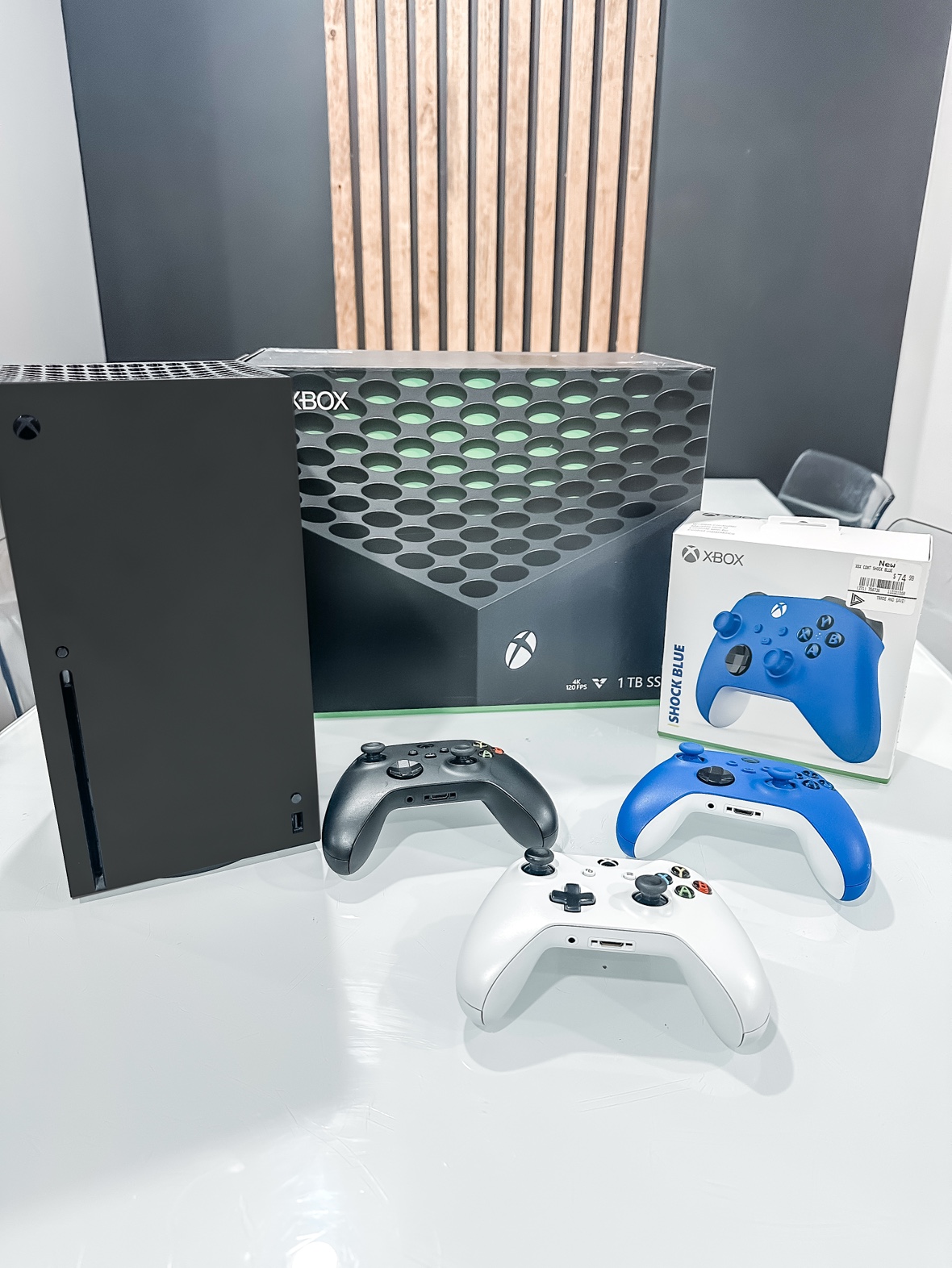 Xbox Series X + extra controllers