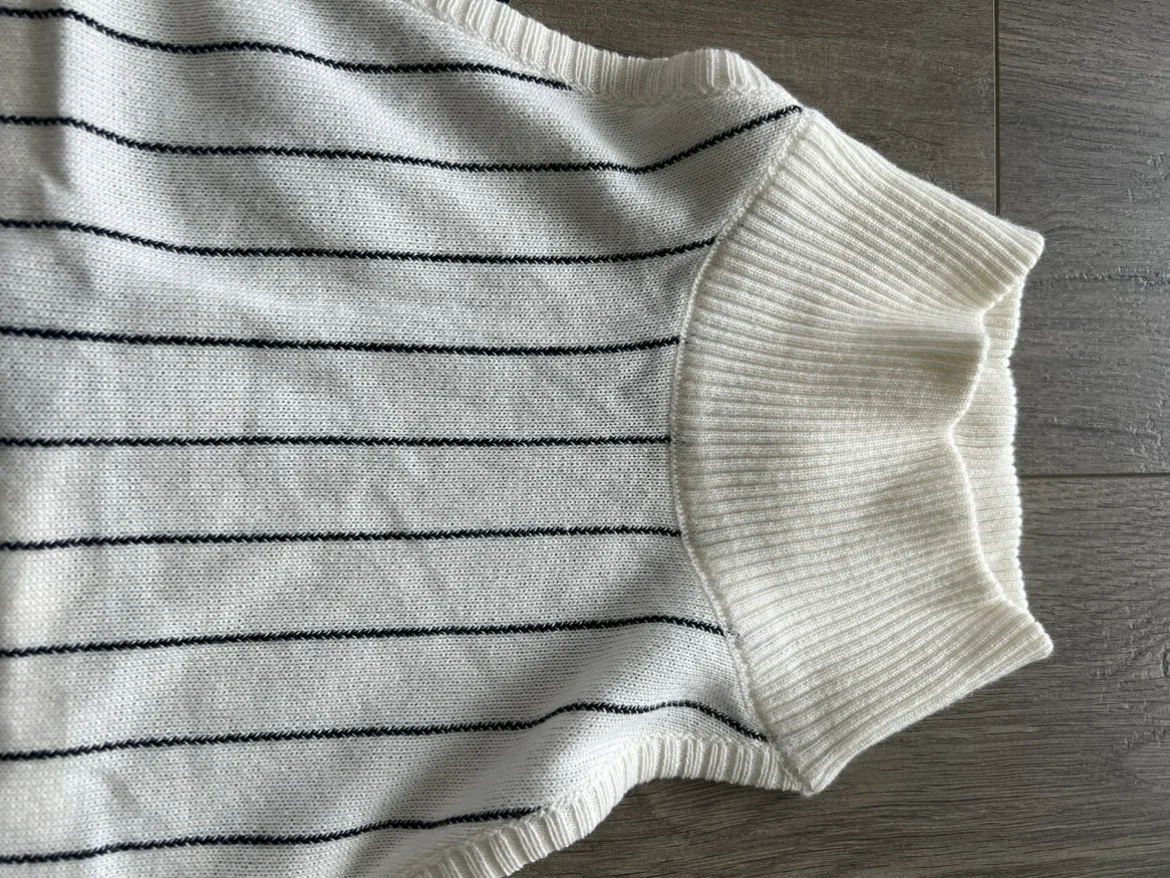 Dolce & Gabbana White Striped Sleeveless Sweater image indicator(2)