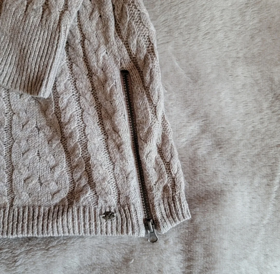 American Eagle cable knit sweater image indicator(3)
