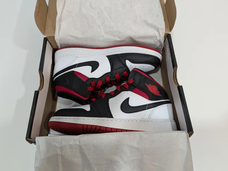 Youth Nike Shoe 4.5 - Air Jordan 1 Mid Gym Red Black Toe (GS) image indicator(2)