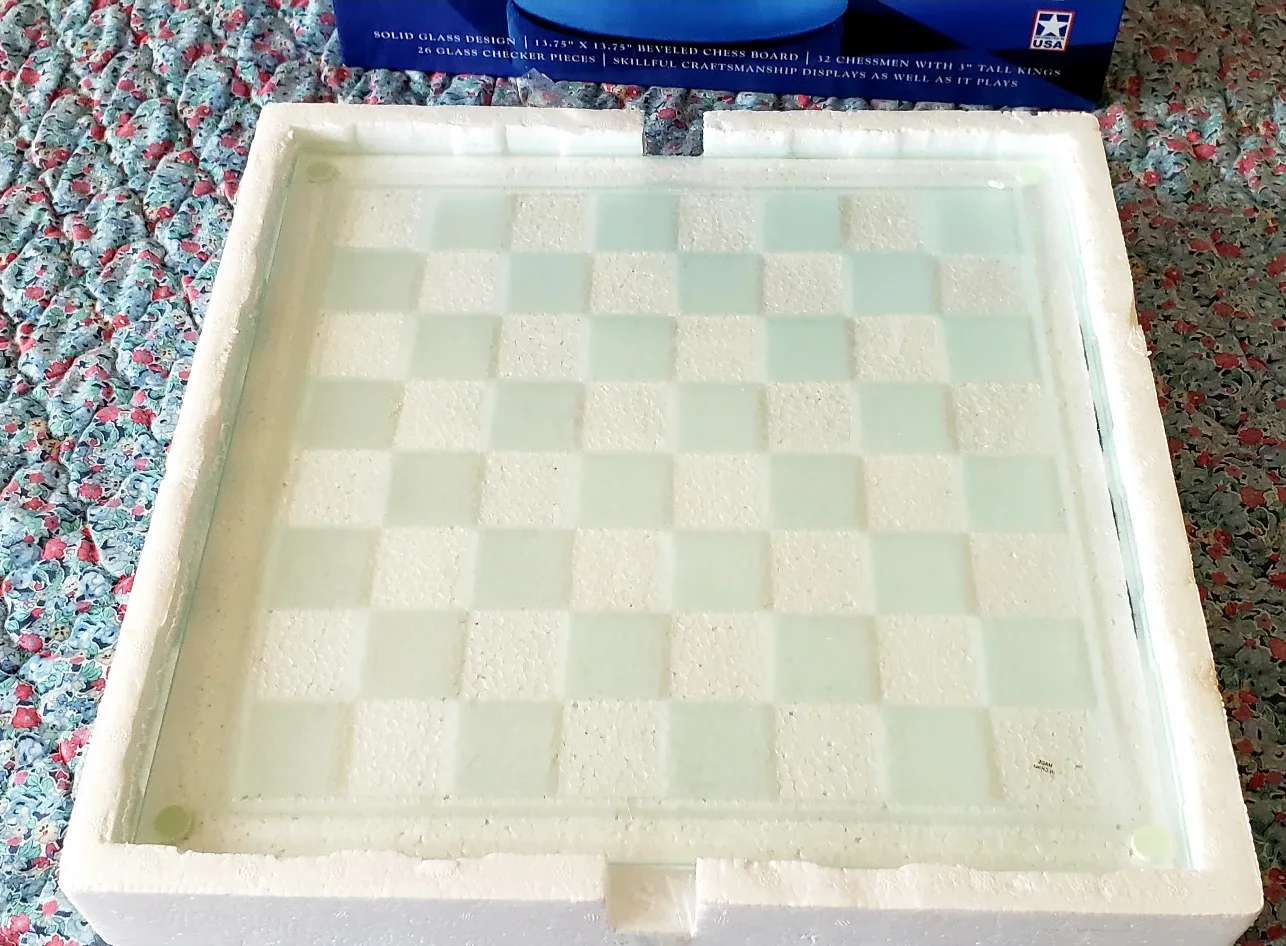 Limited Edition Elegant Glass Chess & Checker Set image indicator(4)