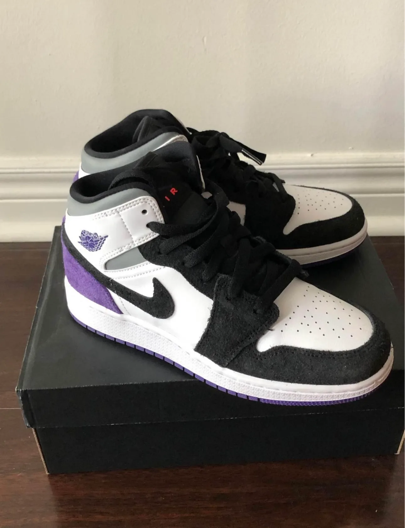 Air Jordan 1 Mid SE (GS) image indicator(9)