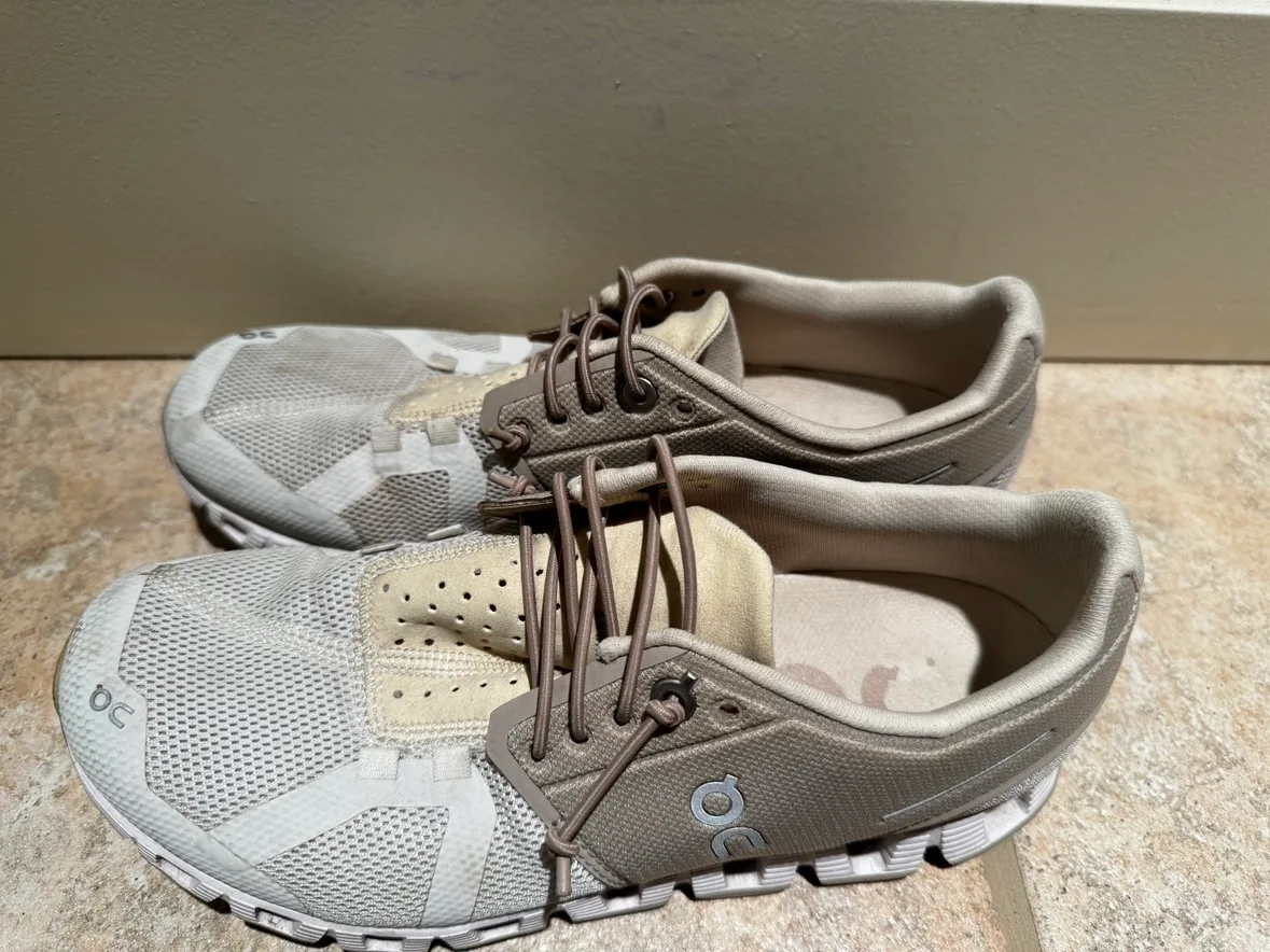 On Running Cloud Women’s Shoes (size 6.5) image indicator(2)