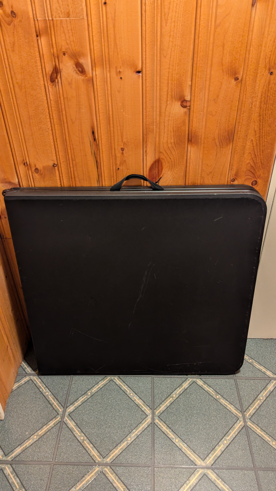 Folding table with carrying handle