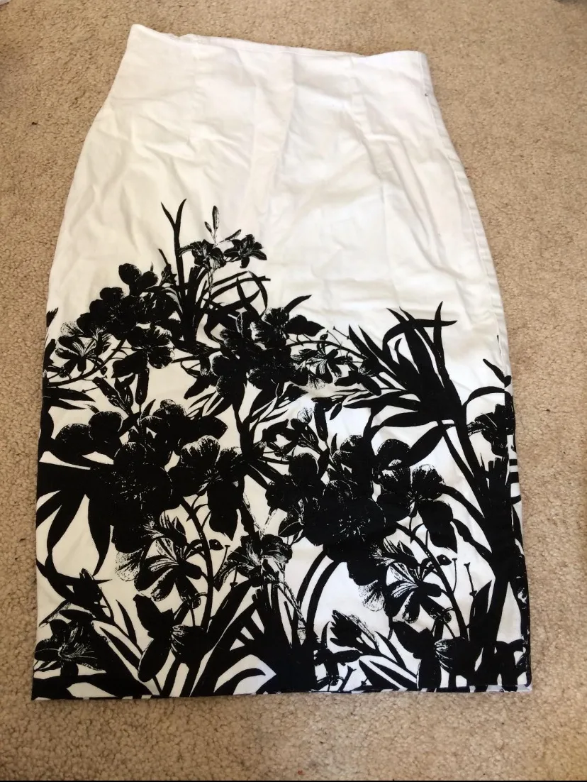 Black and White Floral  Skirt image indicator(2)