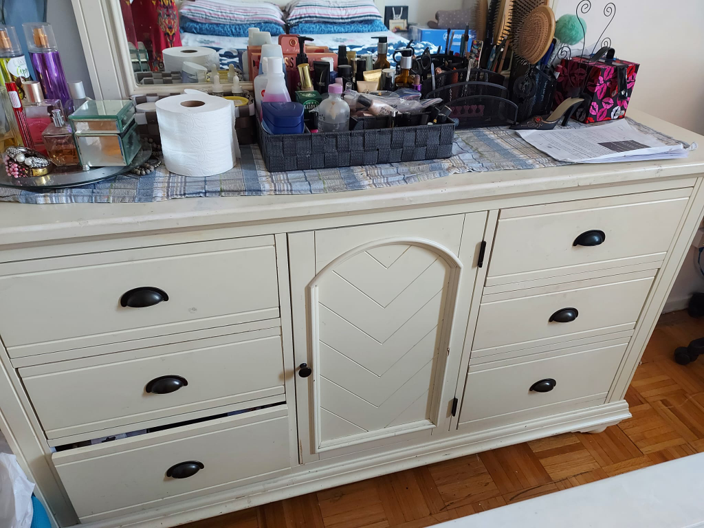 Queen-sized Bedroom Set - photo 3