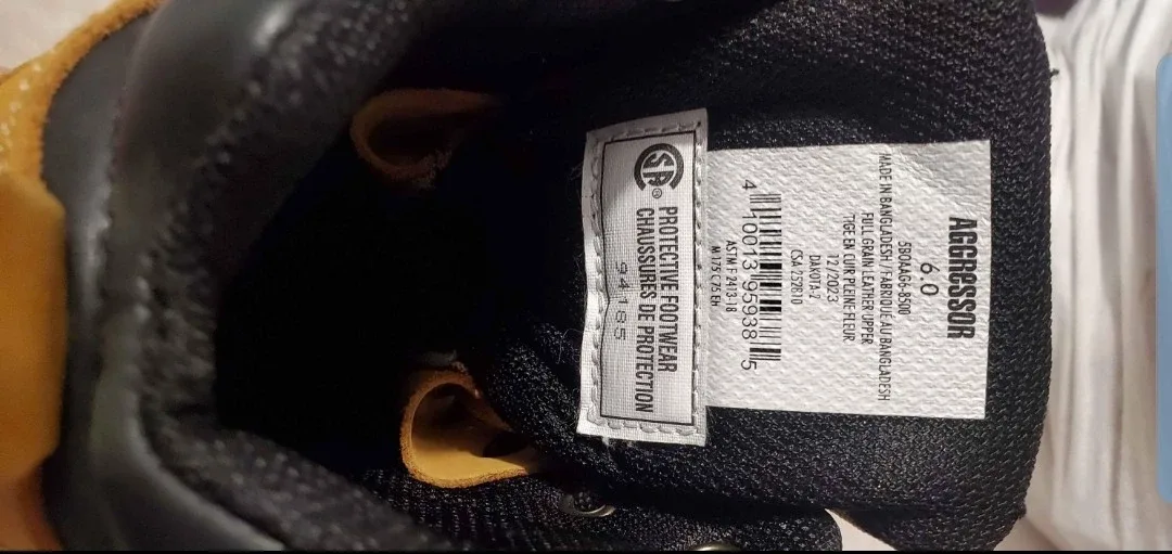 Steel toe boots mint condition, size 6.0 image indicator(3)