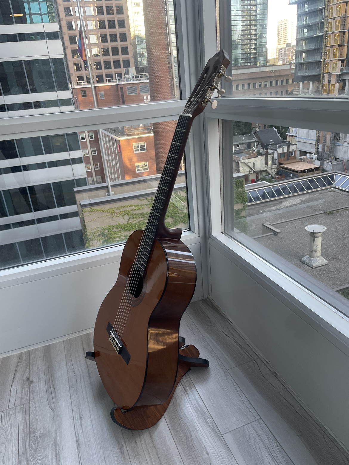 Yamaha C40 Guitar with wood stand - NEW played once - photo 3