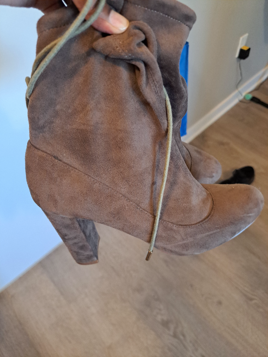 Size 8 boots- beautiful! Gold ends of shoelace