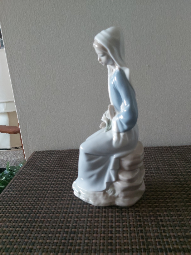 Lladro Figurine - Girl with Flowers - photo 2