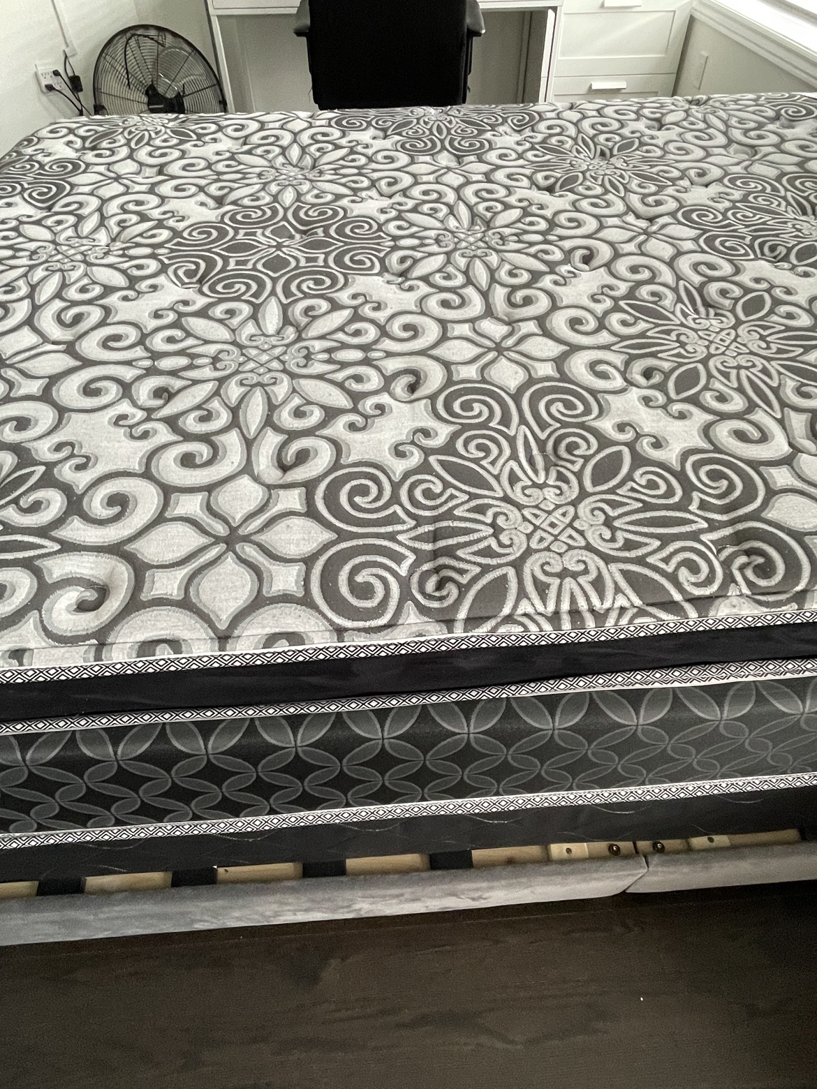 Queen Mattress with box - photo 3