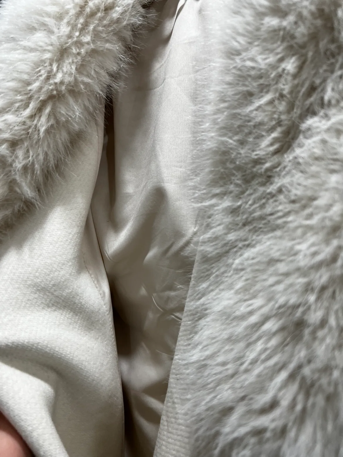White Faux Fur Collar Coat image indicator(3)