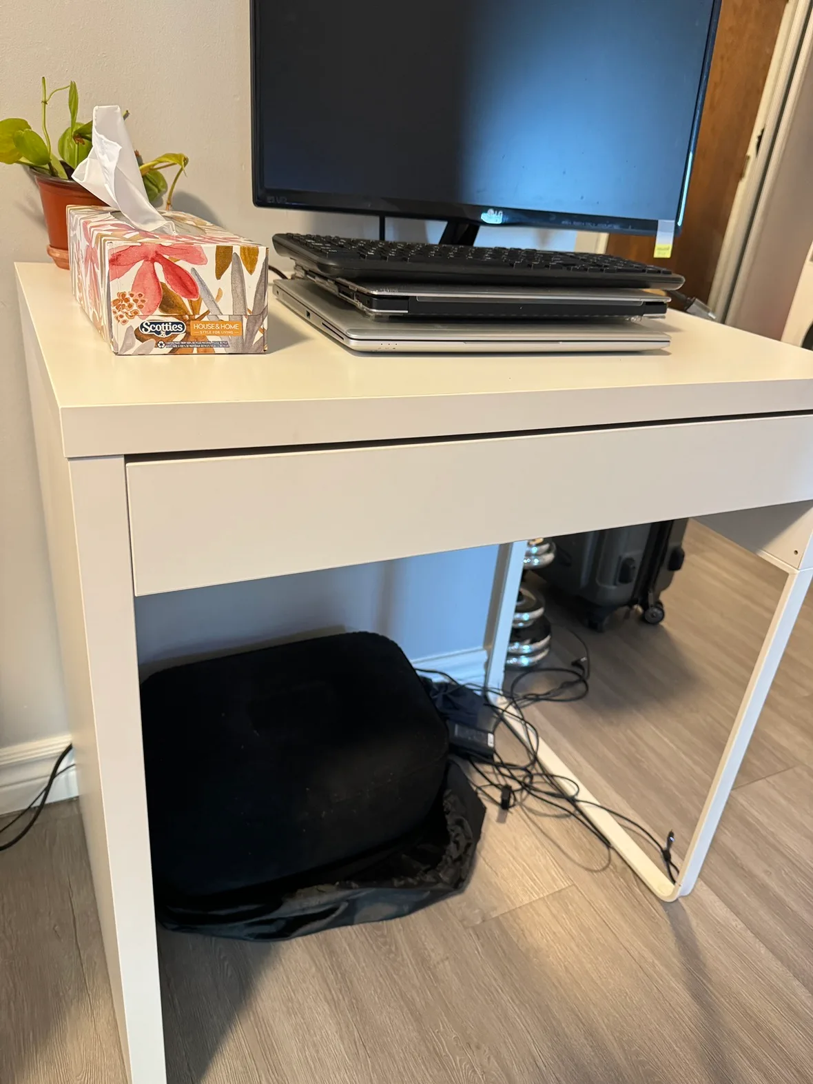 Ikea office desk (micke) thumbnail