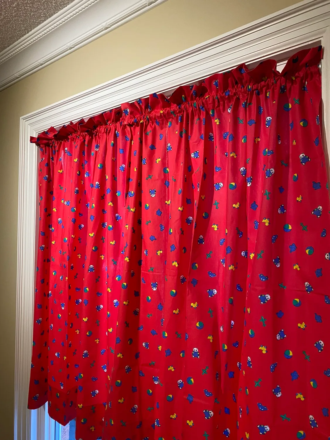 Red Curtains image indicator(2)