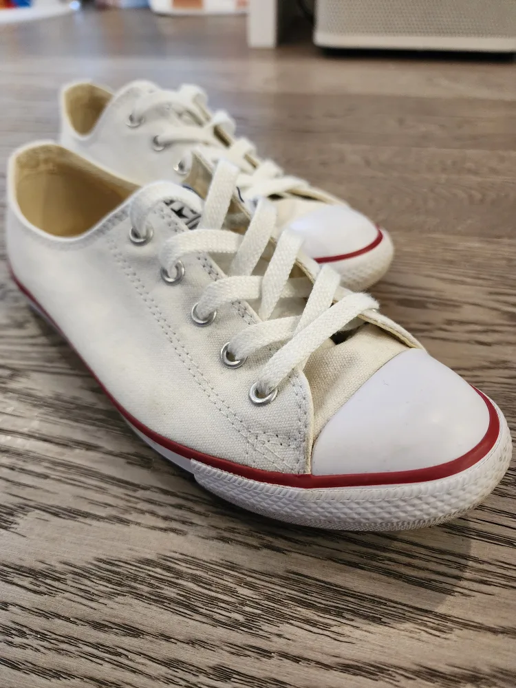 Low cut Converse Shoes Size 7.5 Women's thumbnail