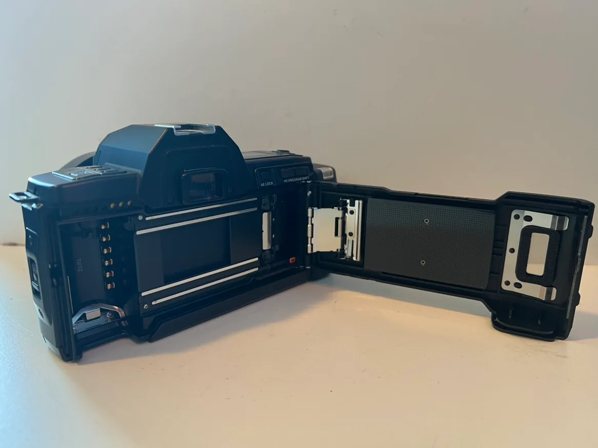 Vintage Olympus OM 77 AF with 35-70mm Lens and Leather Cover image indicator(6)