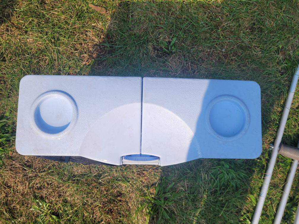 Rubbermaid slim cooler - photo 2