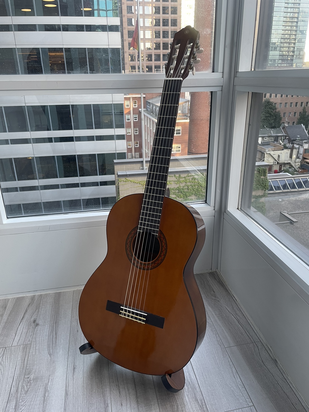 Yamaha C40 Guitar with wood stand - NEW played once - photo 2