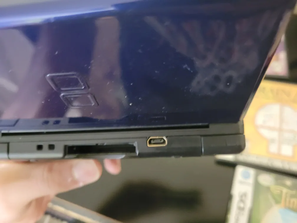 Nintendo DS lite w/4 games and NO charger. read desc thumbnail