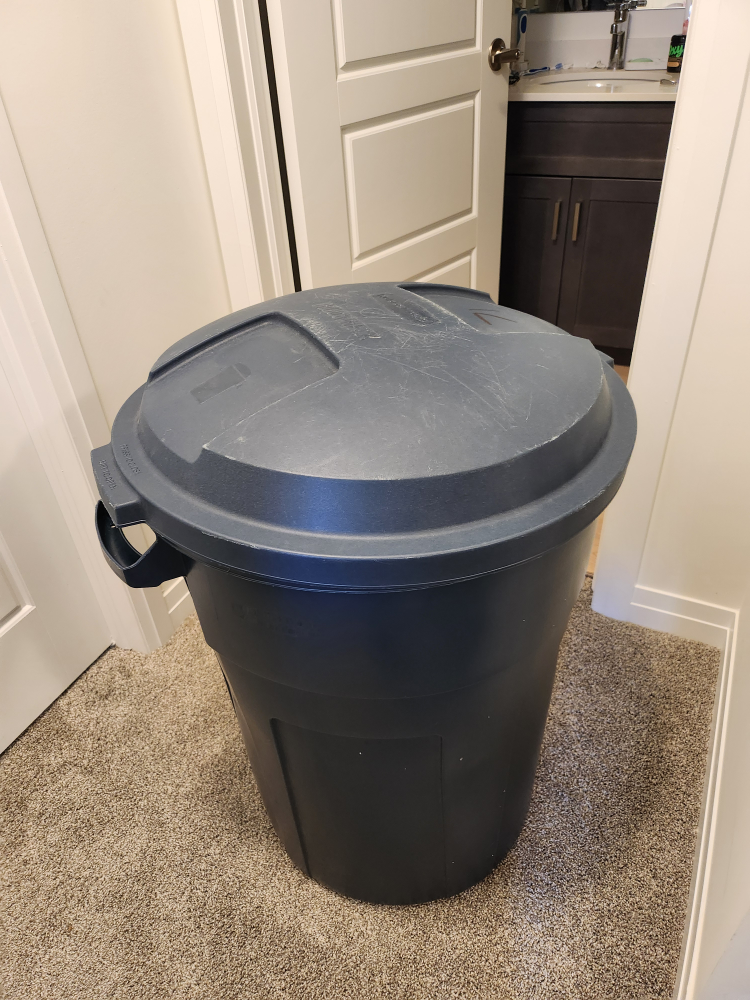 Rubbermaid Roughneck 32-gallon garbage can