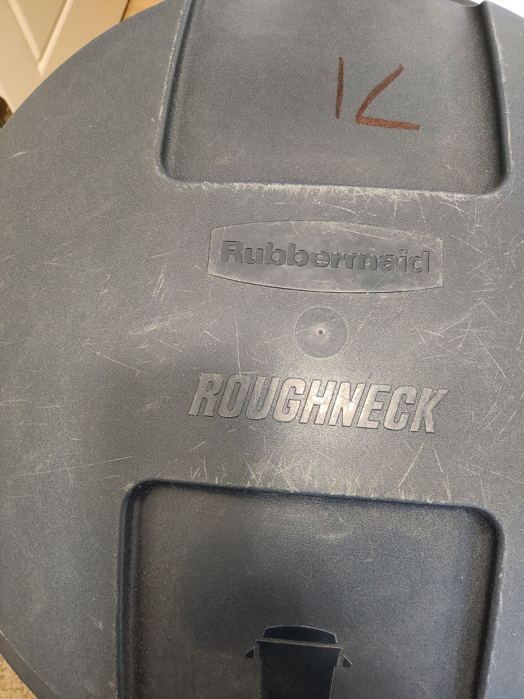 Rubbermaid Roughneck 32-gallon garbage can - photo 3