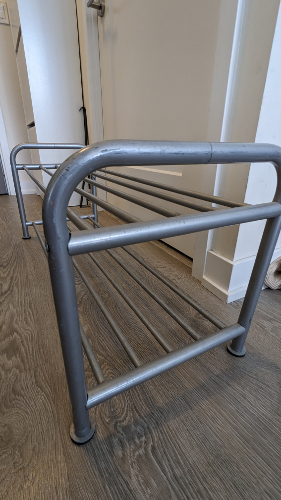 Meta shoe rack
