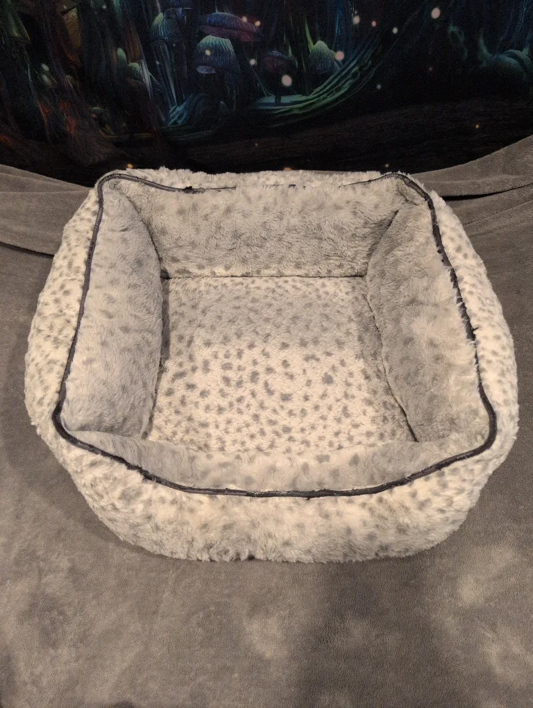 Grey & White Cat/Small Dog Bed thumbnail
