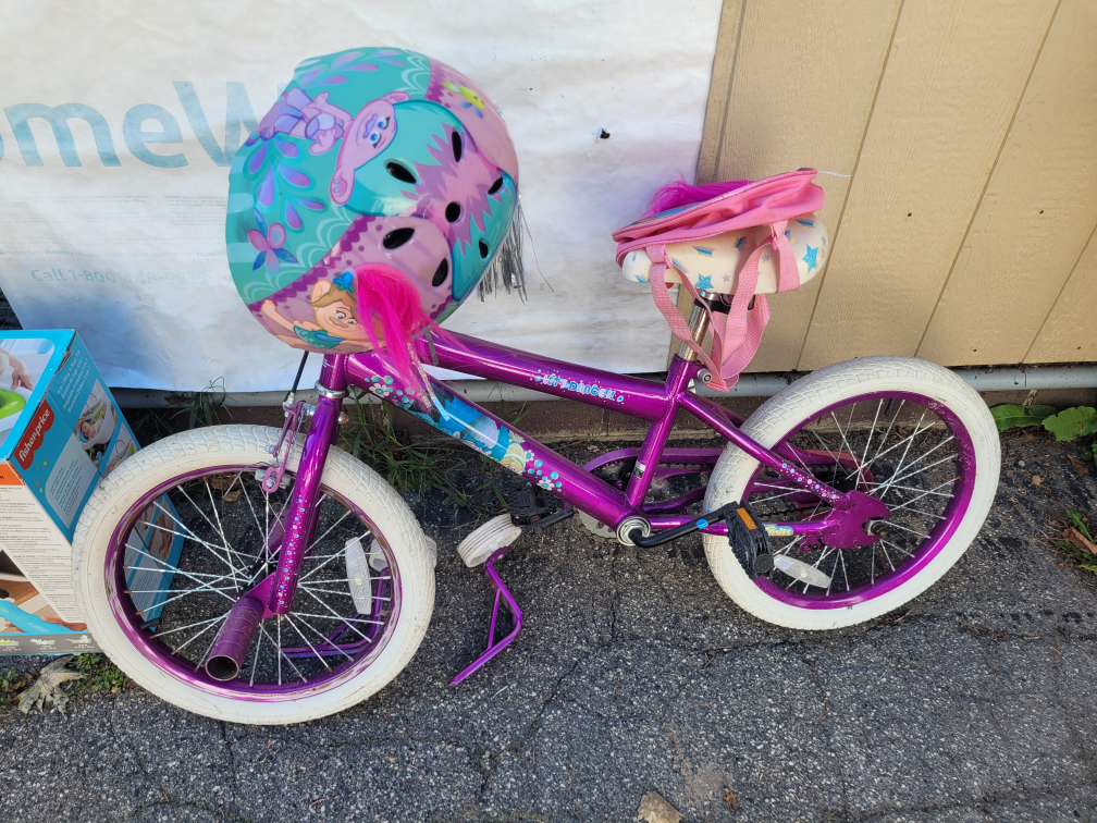 Trolls bike with bag, helmet and training wheels