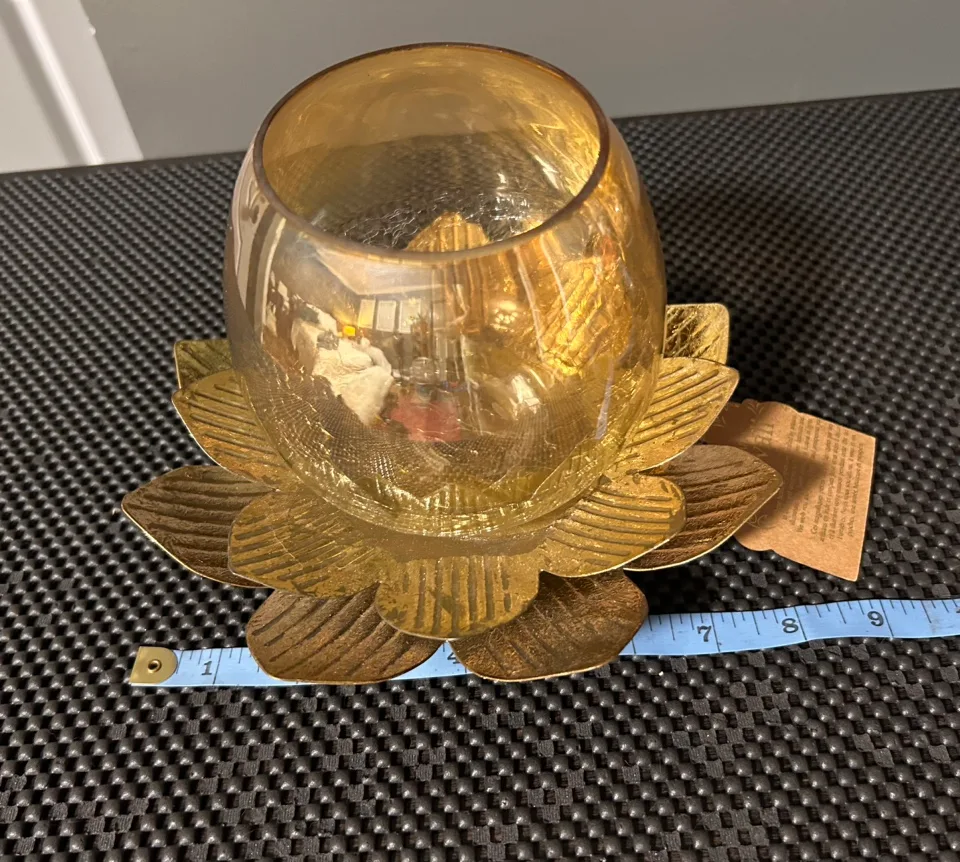 Gold Lotus Candle Holder image indicator(3)