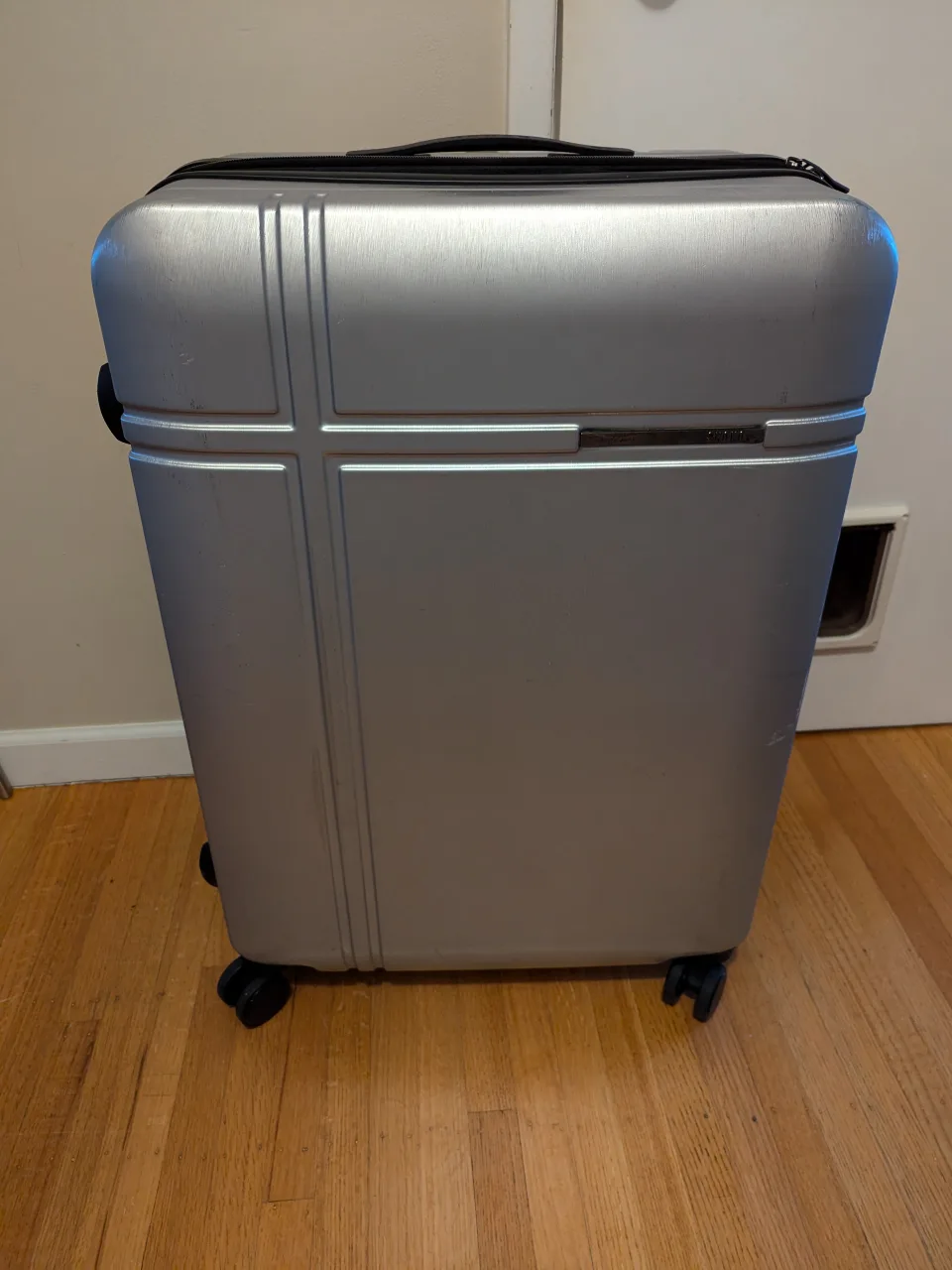 26" Skono Suitcase #freecycle image indicator(2)