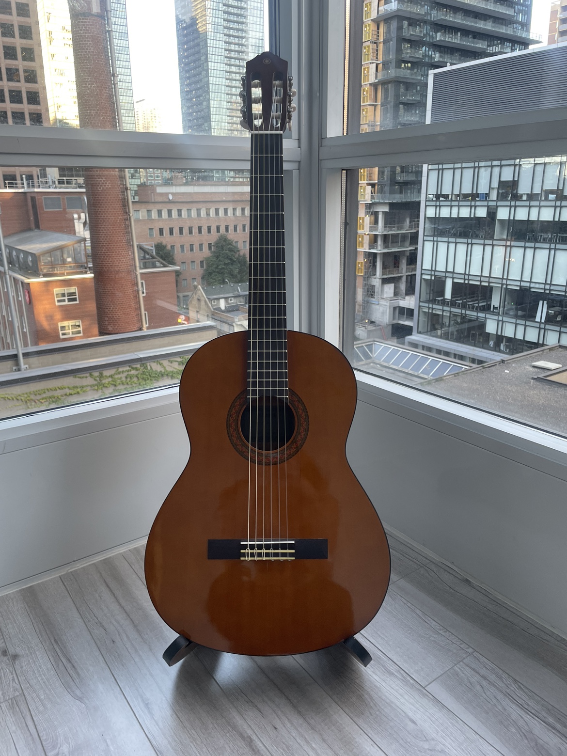 Yamaha C40 Guitar with wood stand - NEW played once