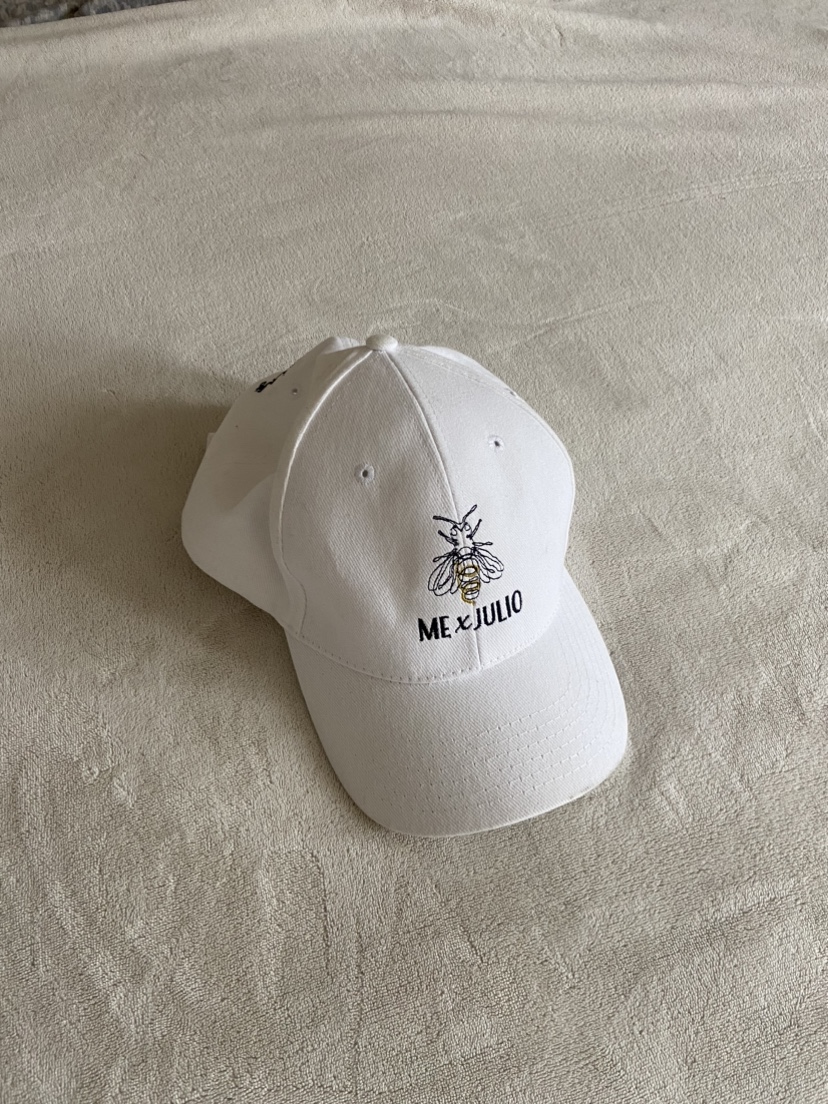 ✨FREE✨ White Baseball Cap with Bee Design