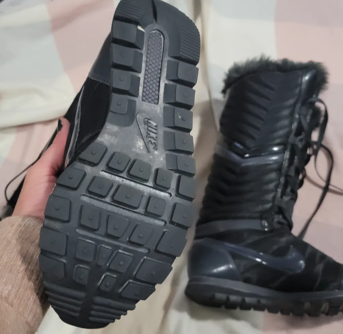 Nike Black Fur Trimmed Winter Boots image indicator(4)