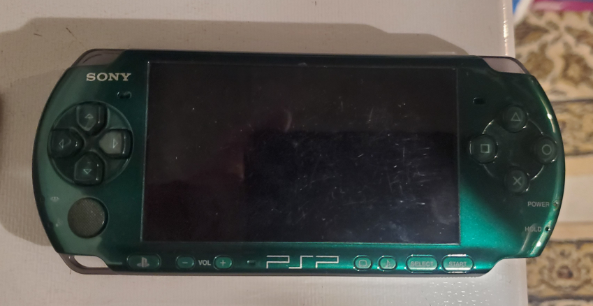 LIMITED EDITION METAL GEAR SOLID GREEN PSP LOT - photo 2