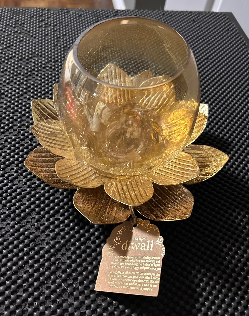 Gold Lotus Candle Holder image indicator(2)