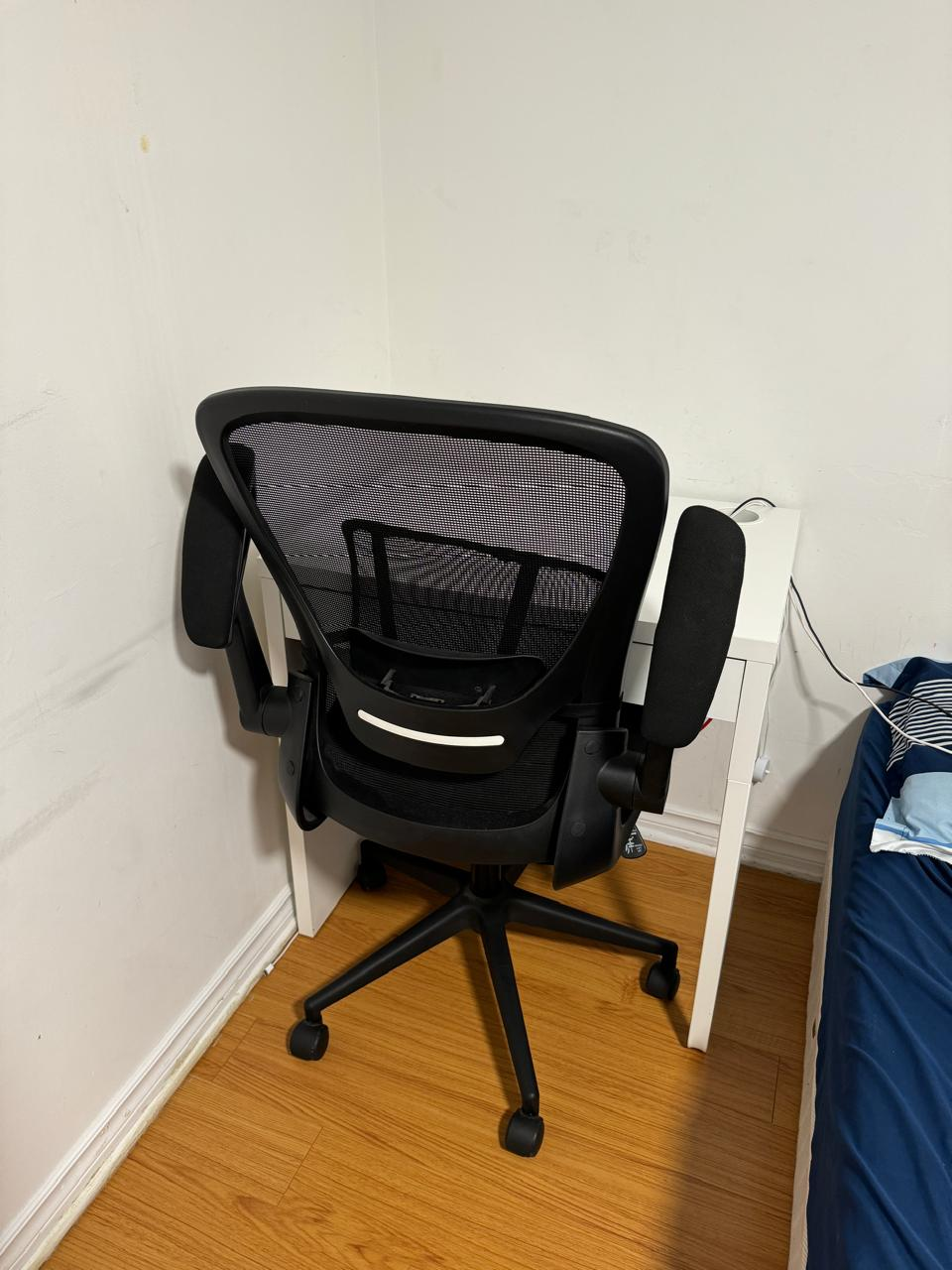 Black Mesh Office Chair - photo 2