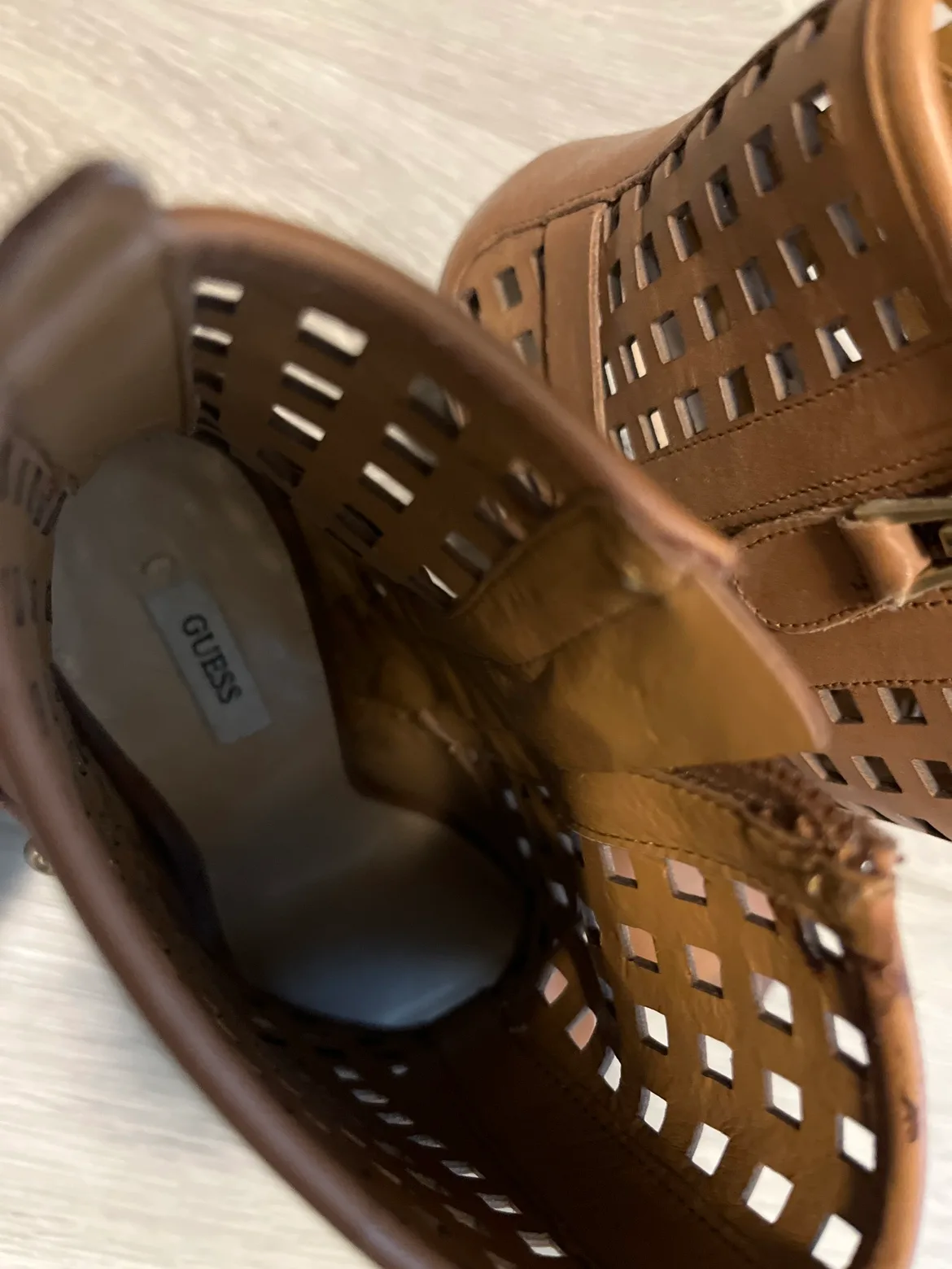 Guess Heels image indicator(4)