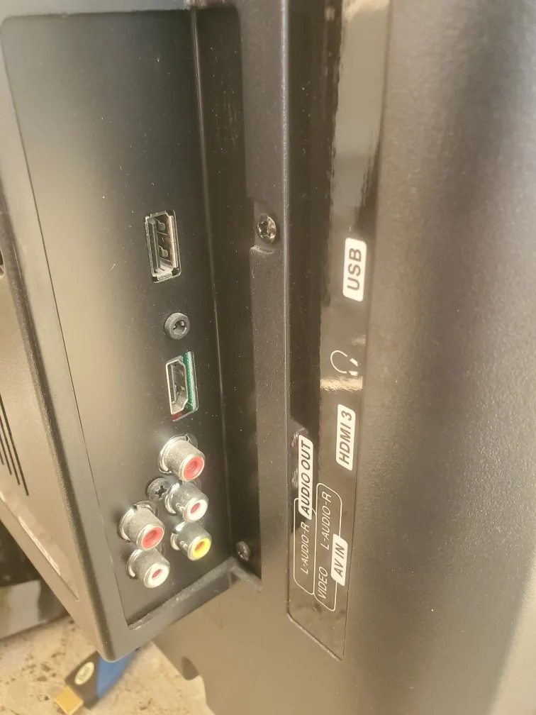 Sanyo LCD 32" TV with remote image indicator(3)