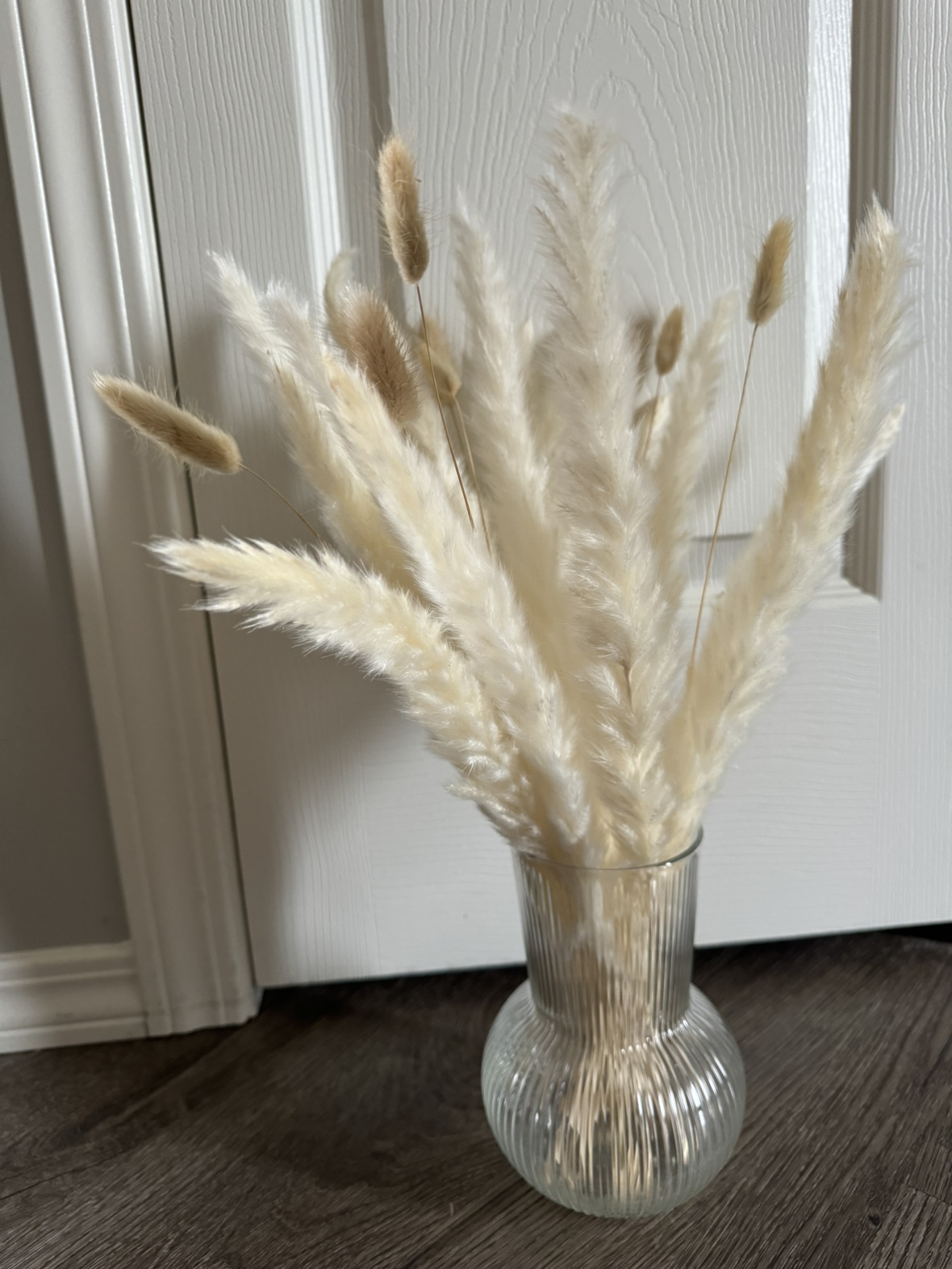 Very fluffy All white Pampas arrangement with glass vase - photo 5