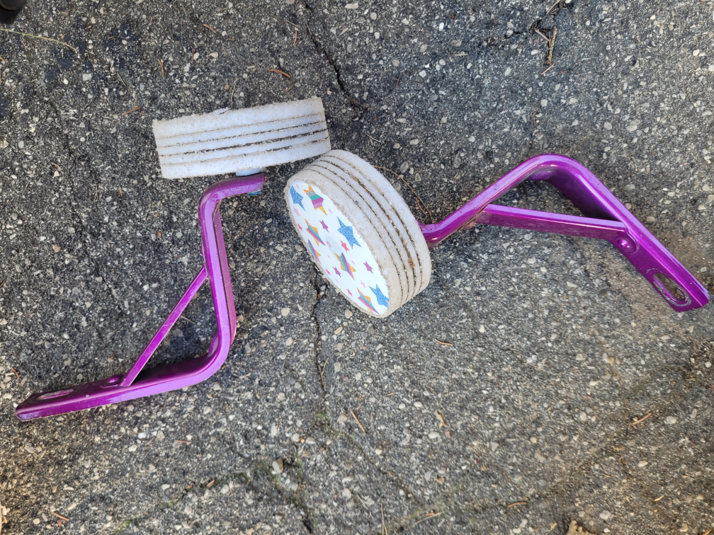 Trolls bike with bag, helmet and training wheels - photo 4