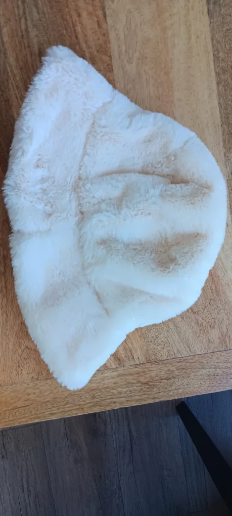 White Faux Fur Bucket Hat image indicator(5)