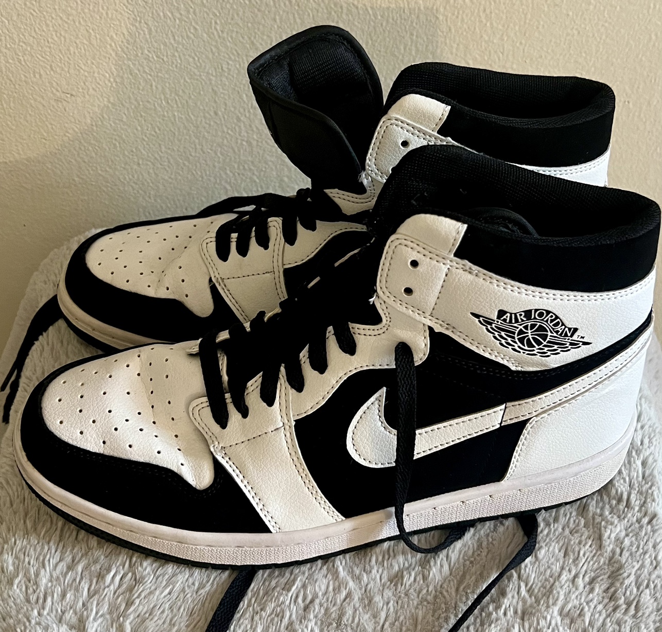 Men's Air Jordan 1 Mid Black and White Sneakers Size 10