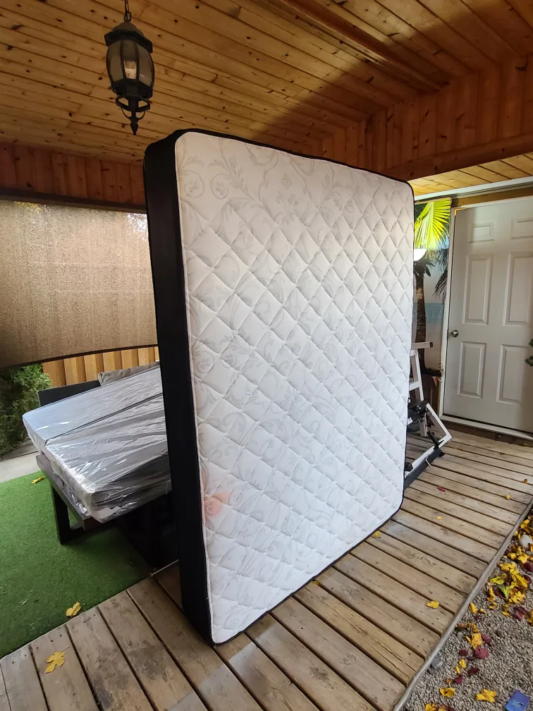 🇨🇦 Queen size Mattress thumbnail
