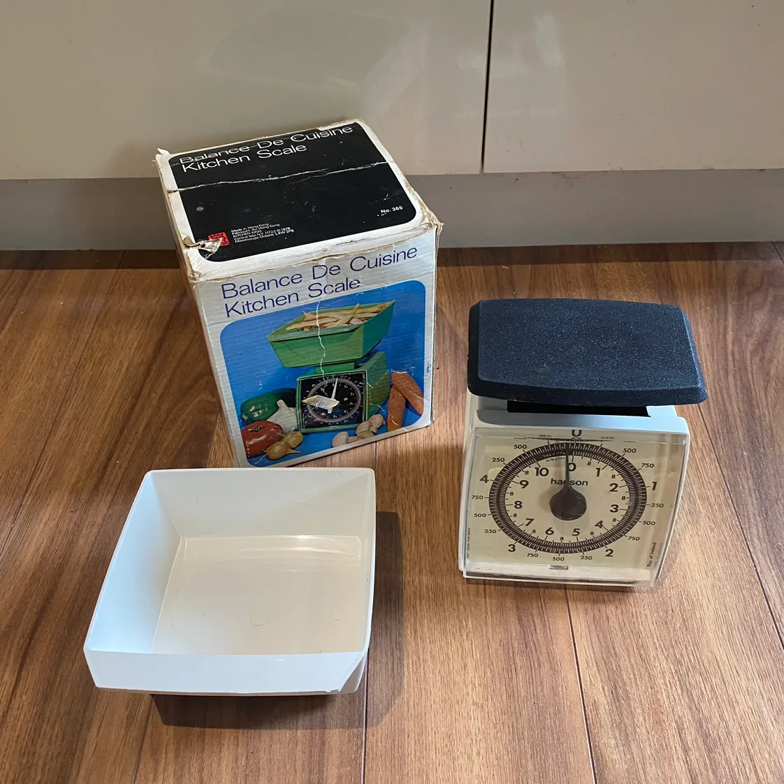 Vintage Kitchen Scale in Original Box image indicator(2)