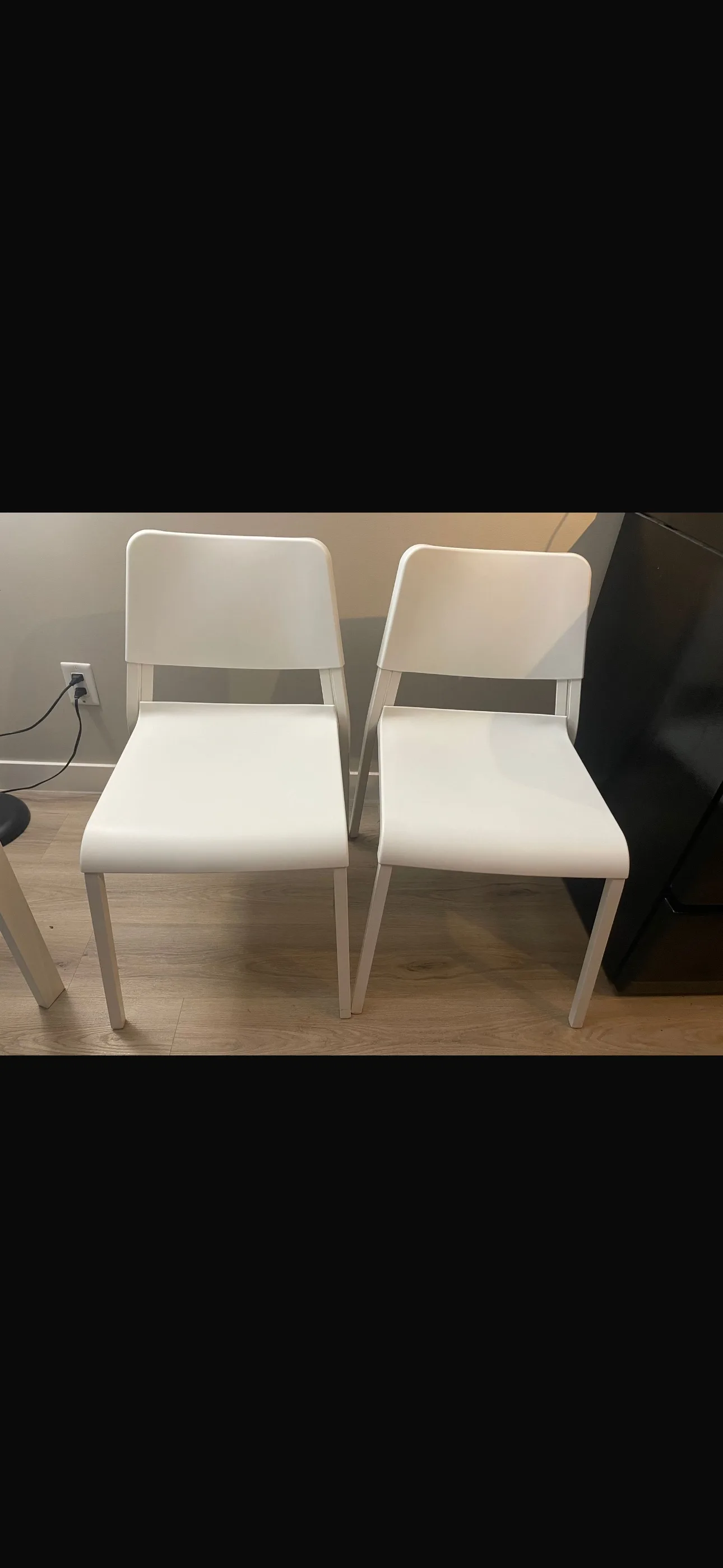 White Table and 2 Chairs image indicator(2)