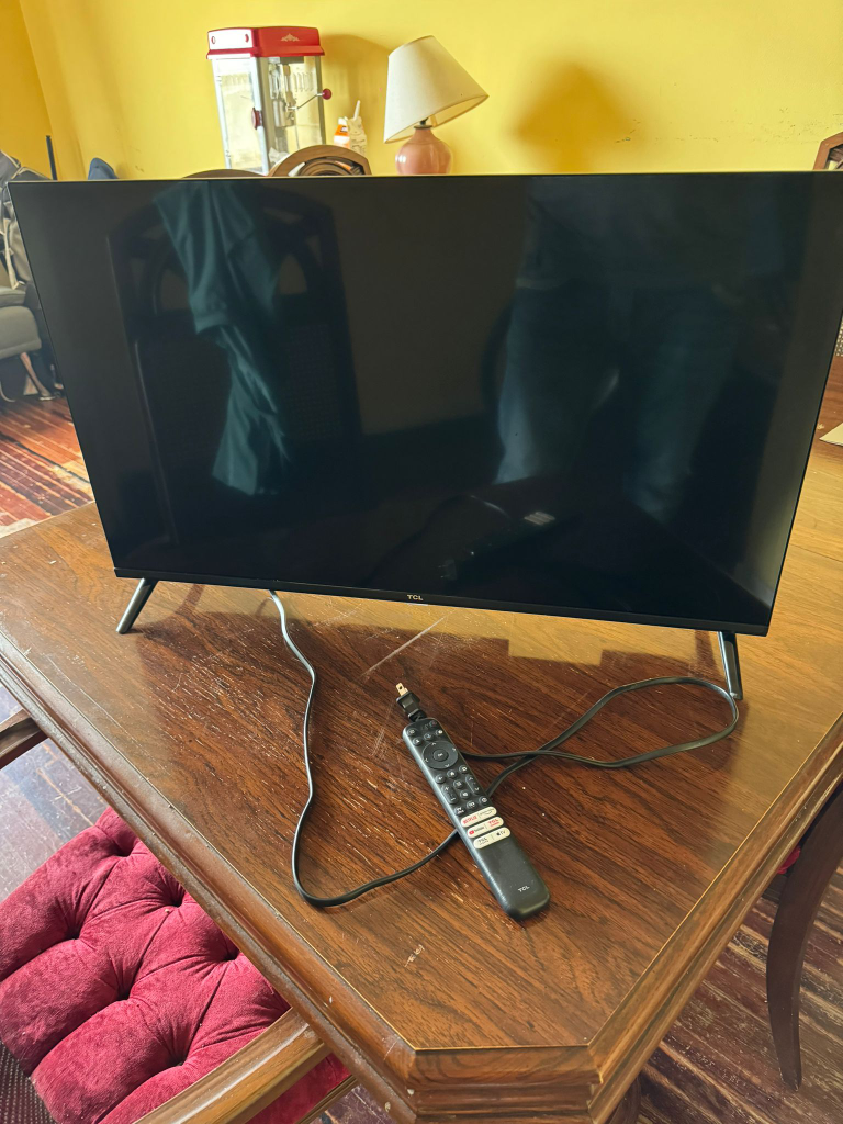 TCL 32 Inch TV - photo 2