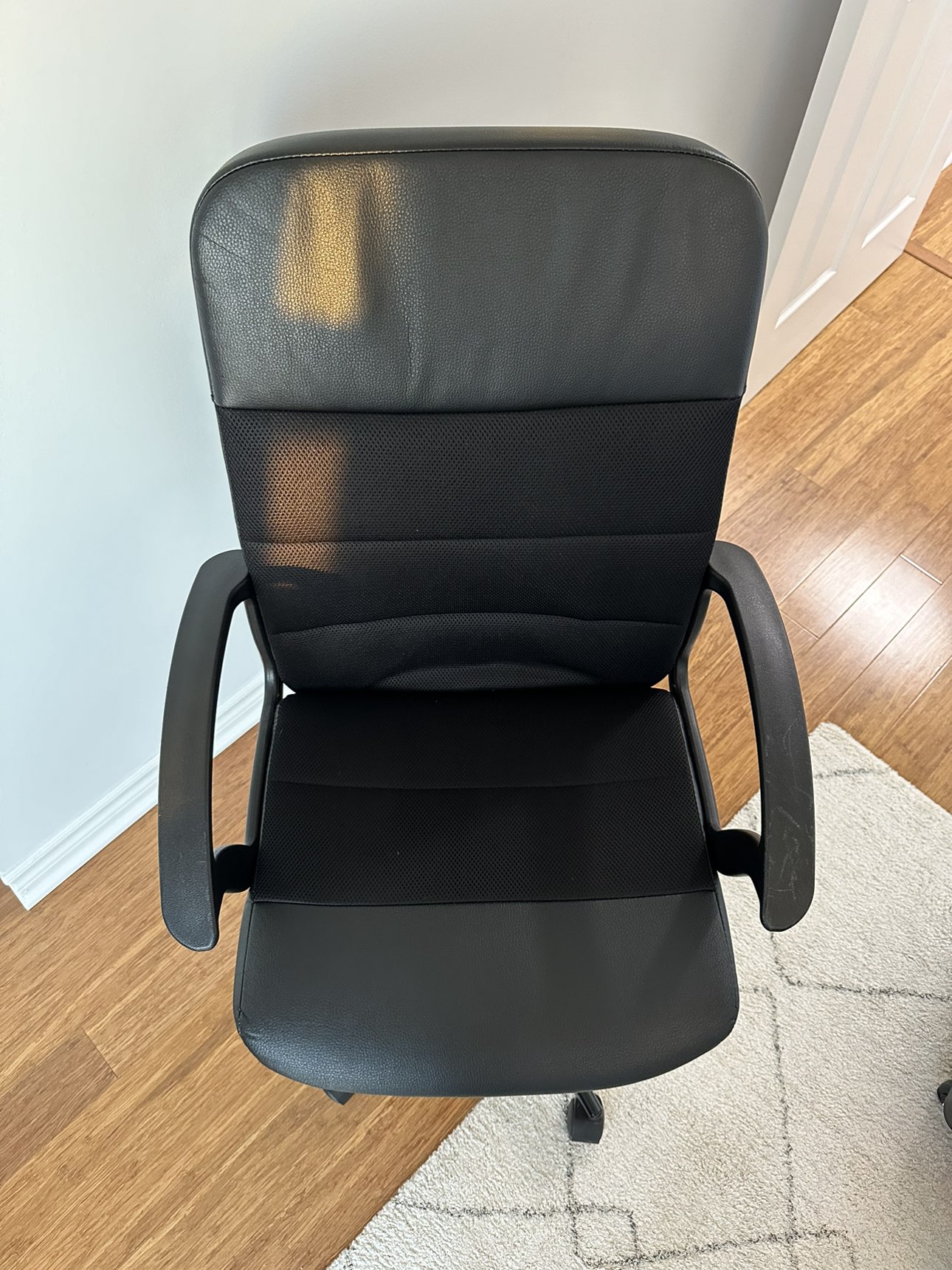 Black office chair - photo 2