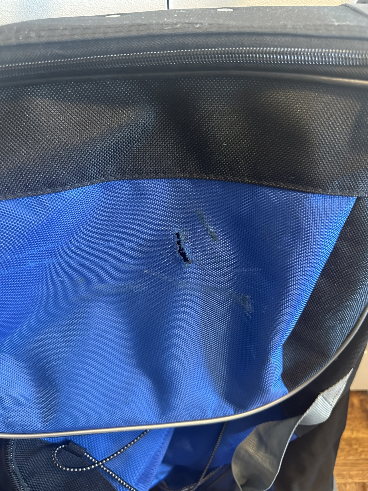 FREE - 3 rolling luggage - photo 4